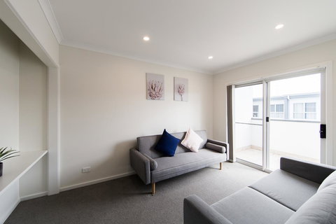 3BR Townhouse Double Garage Walk To Lake Ginninderra - Accommodation Mount Tamborine 3