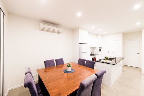 3BR Townhouse Double Garage Walk To Lake Ginninderra - Accommodation Mount Tamborine 2