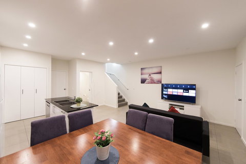 3BR Townhouse Double Garage Walk To Lake Ginninderra - Accommodation Mount Tamborine 1