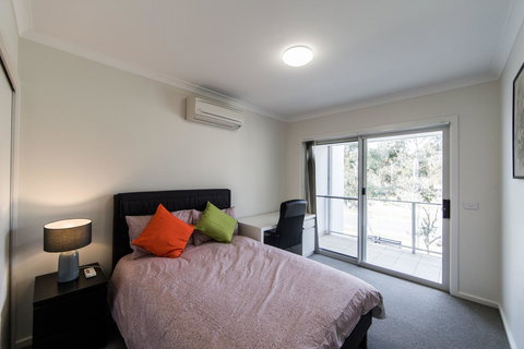 3BR Townhouse Double Garage Walk To Lake Ginninderra - Accommodation Mount Tamborine 7