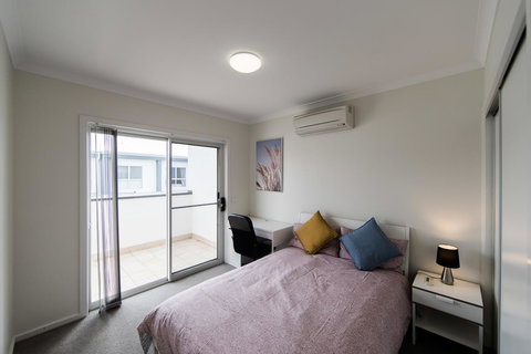 3BR Townhouse Double Garage Walk To Lake Ginninderra - Accommodation Mount Tamborine 4