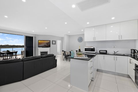 Lakeside Waterfront Apartment The Entrance - Accommodation Mount Tamborine 3