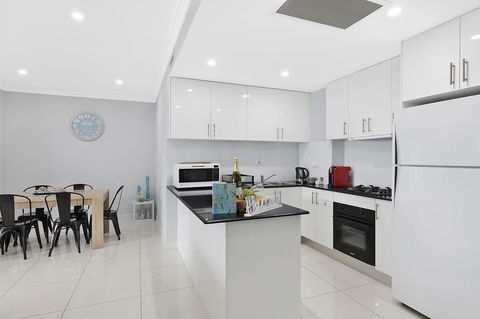 Lakeside Waterfront Apartment The Entrance - Accommodation Mount Tamborine 2