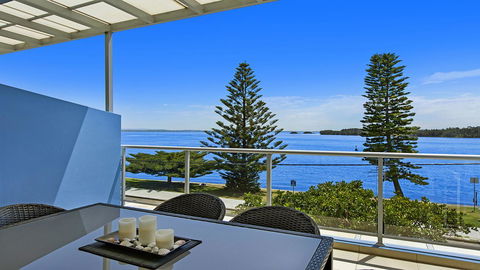 Lakeside Waterfront Apartment The Entrance - Accommodation Mount Tamborine 0
