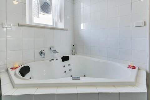 \'THE CHURCH\' Guest Home, Gawler Barossa Region - Accommodation Mount Tamborine 6