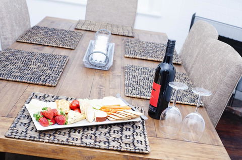Two Cow Cottage Bed & Breakfast - Accommodation Mount Tamborine 8