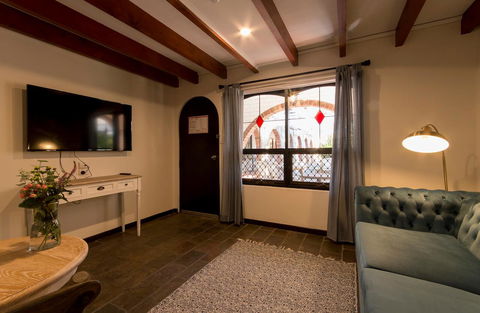 The Manor Basket Range - Accommodation Mount Tamborine 7