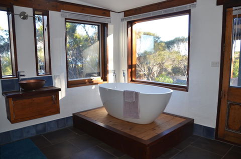 Of Stone & Wood Guesthouse - Accommodation Mount Tamborine 14