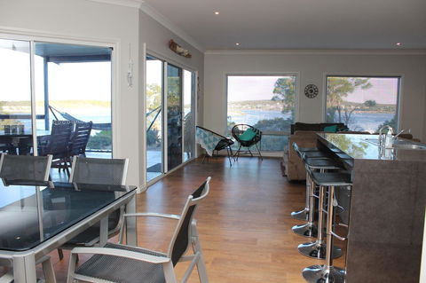 Waterfront On Osprey - Accommodation Mount Tamborine 7