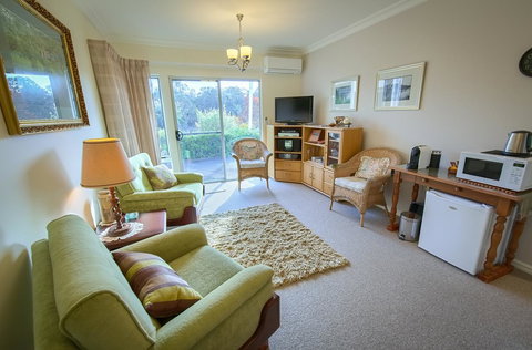 Glenelg On King Bed & Breakfast - Accommodation Mount Tamborine 2