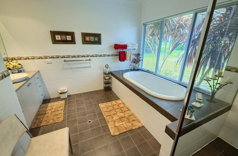 Glenelg On King Bed & Breakfast - Accommodation Mount Tamborine 3