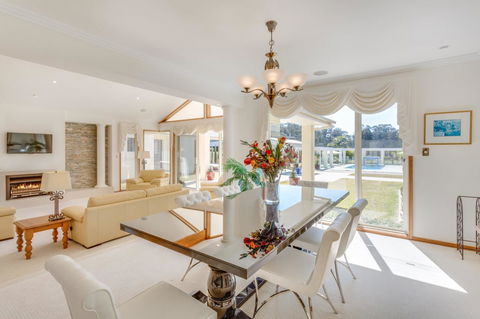 One Mile Mansion - Private Coastal Retreat FREE FAMILY ADVENTURE PASS - Accommodation Mount Tamborine 10