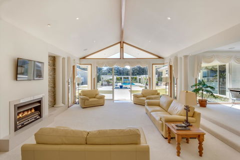 One Mile Mansion - Private Coastal Retreat FREE FAMILY ADVENTURE PASS - Accommodation Mount Tamborine 13