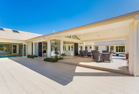 One Mile Mansion - Private Coastal Retreat FREE FAMILY ADVENTURE PASS - Accommodation Mount Tamborine 18