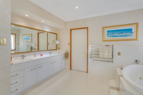 One Mile Mansion - Private Coastal Retreat FREE FAMILY ADVENTURE PASS - Accommodation Mount Tamborine 8
