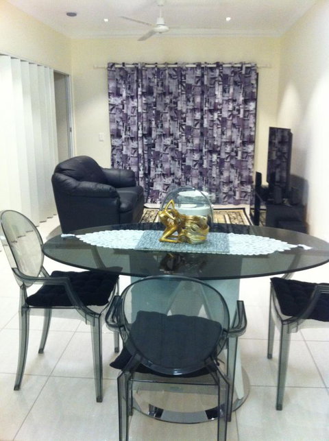 Nomikis\'On The Avenue - Accommodation Mount Tamborine 20