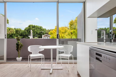 Bondi Beach Studio King Suite + Balcony - Accommodation Mount Tamborine 2