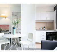 Bright modern studio steps from the action - Accommodation Mount Tamborine