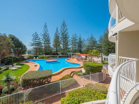 Burleigh Surf Apartments - Accommodation Mount Tamborine 2