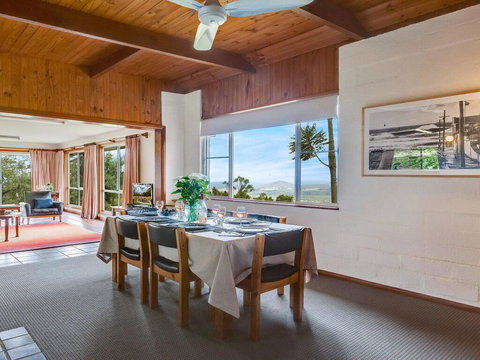 Captain's Lookout - Elevated Ocean Views, Rural Stay - Accommodation Mount Tamborine 1