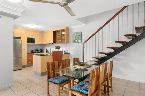 Chic City Apartment With Waterfront Views - Accommodation Mount Tamborine 3