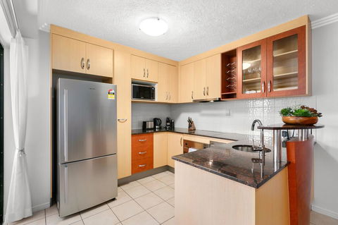 Chic City Apartment With Waterfront Views - Accommodation Mount Tamborine 2