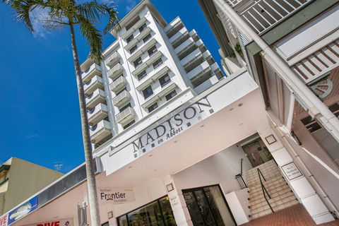 Chic City Apartment With Waterfront Views - Accommodation Mount Tamborine 1