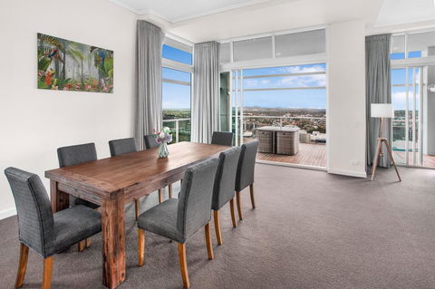 City-Centre Apartment With River Views And Balcony - Accommodation Mount Tamborine 3