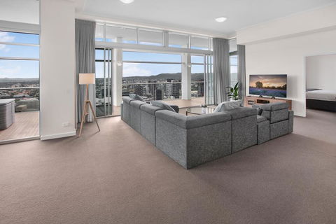 City-Centre Apartment With River Views And Balcony - Accommodation Mount Tamborine 2