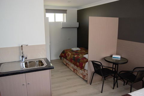 Civic Motor Inn - Accommodation Mount Tamborine 1