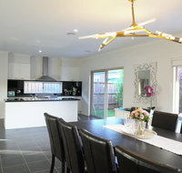 Classic 6BRM Villa in Melbourne