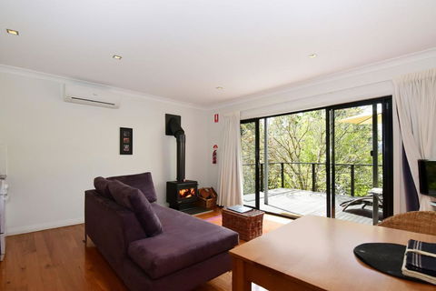 Cloudsong Chalet 2 - Close To The Village Centre! - Accommodation Mount Tamborine 3
