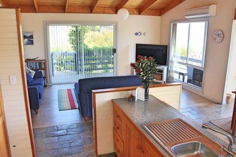 Cockatoo Cabin - Accommodation Mount Tamborine 2