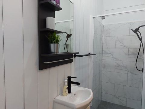 Comfortable Guest Room Closes To Emerald CBD - Accommodation Mount Tamborine 1