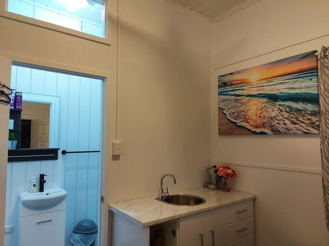 Comfortable Guest Room Closes To Emerald CBD - Accommodation Mount Tamborine 2
