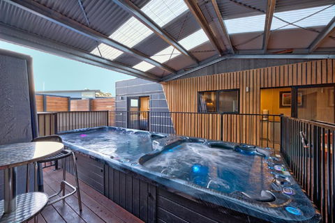 Containment Accommodation - Accommodation Mount Tamborine 1