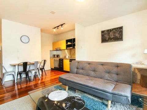 Contemporary 1 Bedroom Teneriffe Apartment With Pool And Gym - Accommodation Mount Tamborine 2