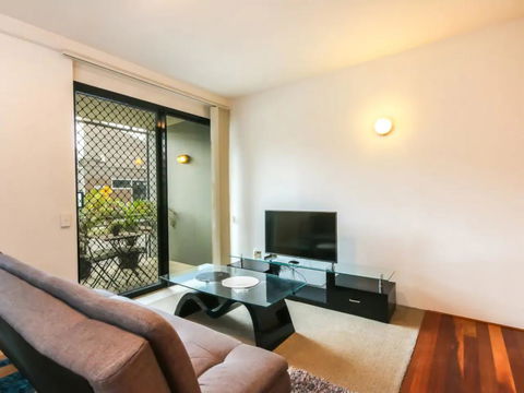 Contemporary 1 Bedroom Teneriffe Apartment With Pool And Gym - Accommodation Mount Tamborine 0
