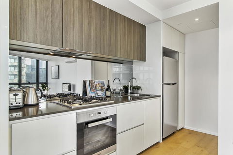 Contemporary Luxury With Views At Maya Waterfront - Accommodation Mount Tamborine 2