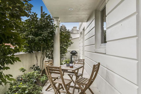 Convenient And Quiet In Sophisticated Malvern - Accommodation Mount Tamborine 2