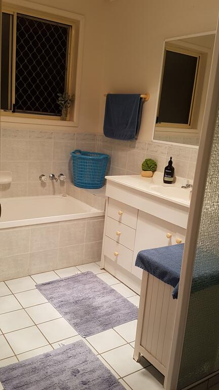 Cosy Quiet Bedroom Ferny Grove - Accommodation Mount Tamborine 3
