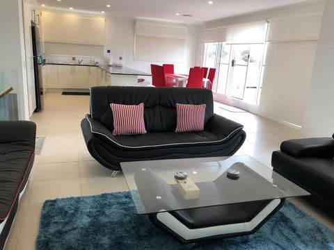 Cowes Holiday Haven - Property #2 - Accommodation Mount Tamborine 0