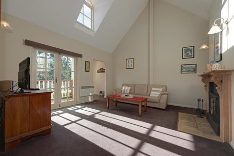 Crabtree Riverfront Cottages - Accommodation Mount Tamborine 2