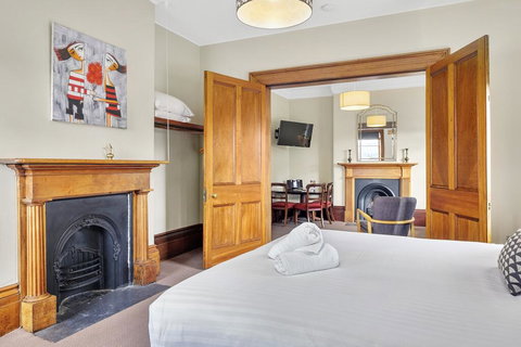 Cromwell Apartment - 3 Red Doors Battery Point - Accommodation Mount Tamborine 3