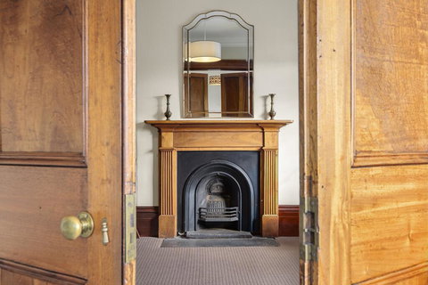 Cromwell Apartment - 3 Red Doors Battery Point - Accommodation Mount Tamborine 2