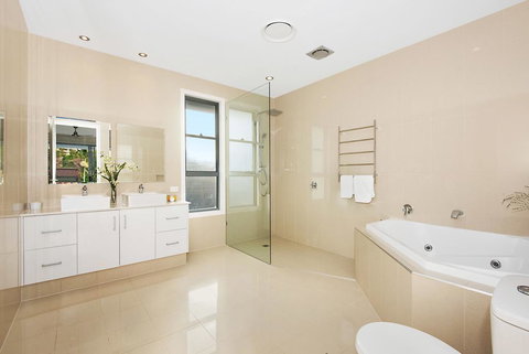 Deluxe On Water - Accommodation Mount Tamborine 3