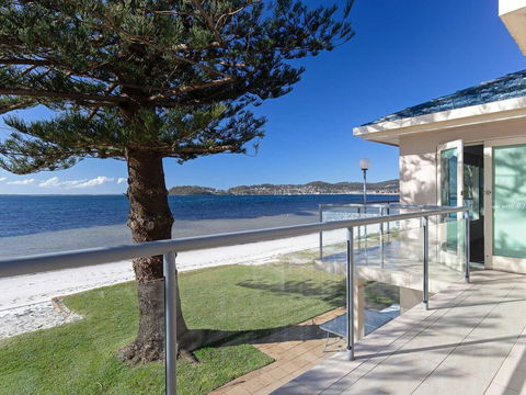 Filoli', 91 Foreshore Drive - Huge Waterfront Home - Accommodation Mount Tamborine 0