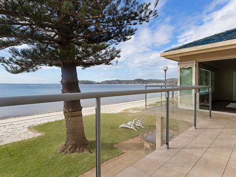 Filoli', 91 Foreshore Drive - Huge Waterfront Home - Accommodation Mount Tamborine 2