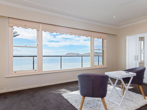 Filoli', 91 Foreshore Drive - Huge Waterfront Home - Accommodation Mount Tamborine 1