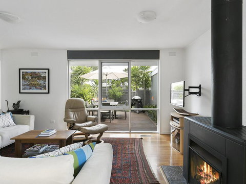 Front Beach Shack - Renovated House In A Quiet Location - Accommodation Mount Tamborine 3